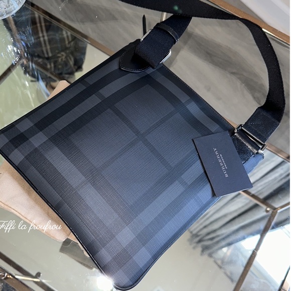 Authentic Burberry messenger bag - Picture 3 of 16